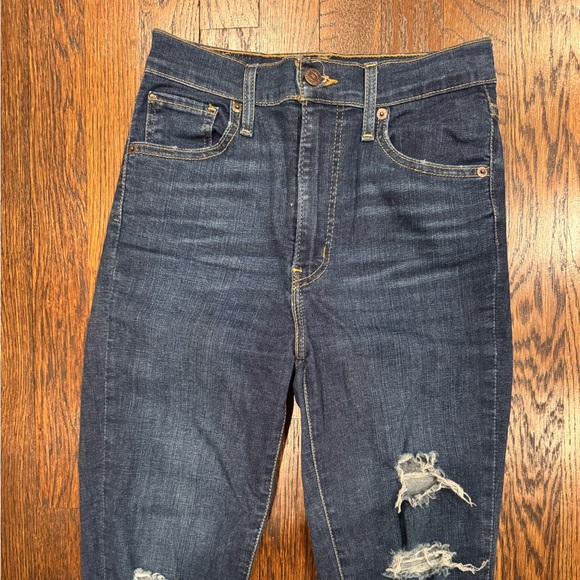 Levi Size 26 Fitted Skinny Jean with Rips - Dark Wash - In Great Condition - Picture 2 of 4